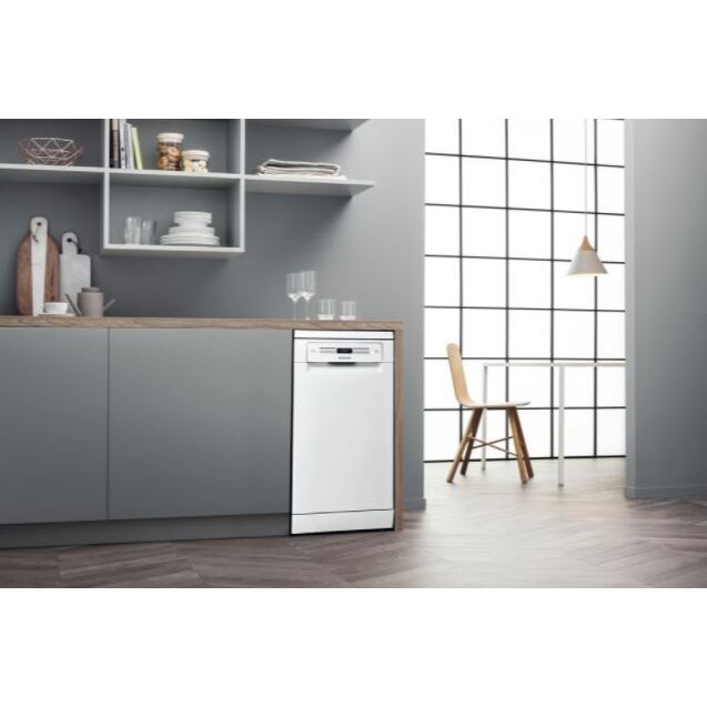 Hotpoint Slimline Dishwasher, 45cm White - HSFO 3T223 W - London Houseware - 2