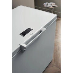 Hotpoint Chest Freezer, Low Frost - CS2A 400 H FM FA UK 1 - London Houseware - 4Hotpoint Chest Freezer, Low Frost - CS2A 400 H FM FA UK 1 - London Houseware - 5